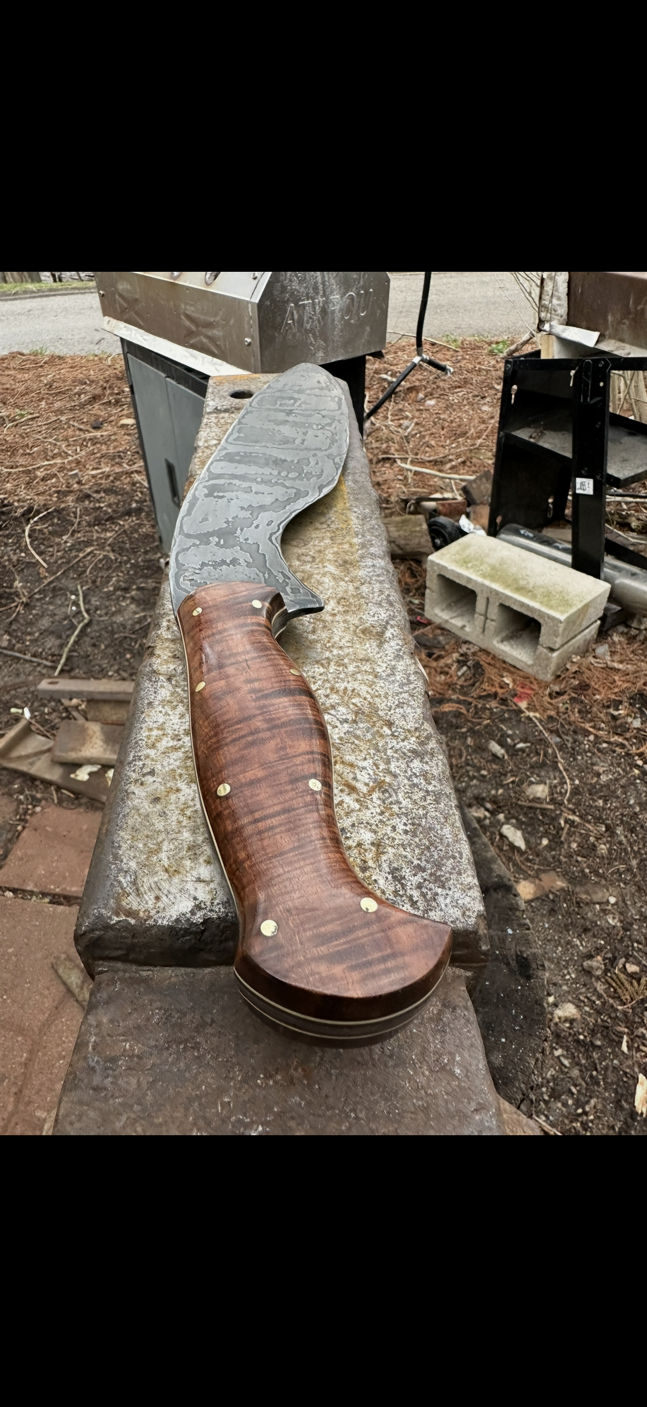 Damascus cleaver with walnut handle