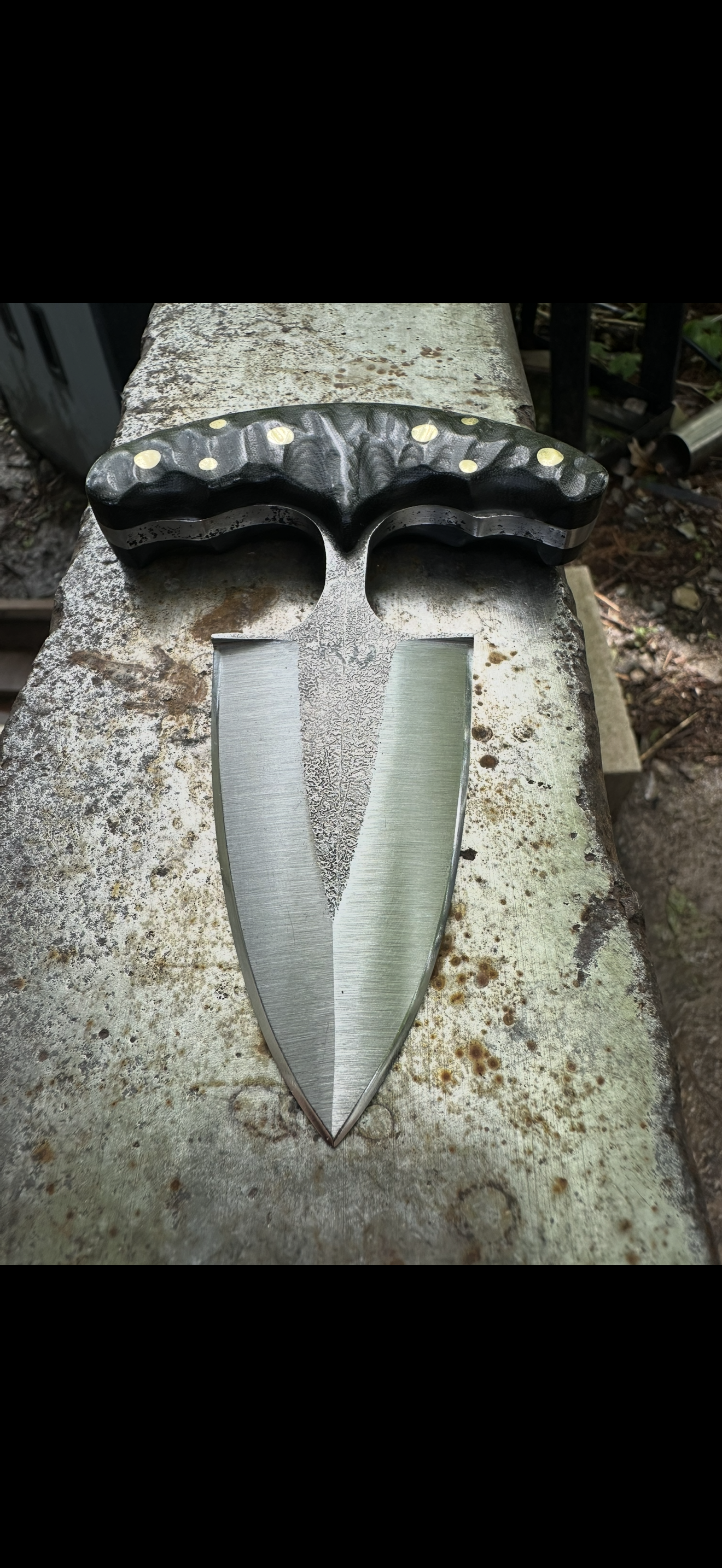 Double-edged dagger blade
